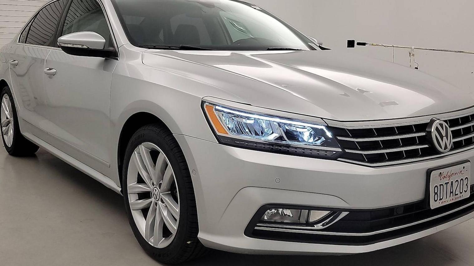 VOLKSWAGEN PASSAT 2018 1VWCA7A36JC002053 image