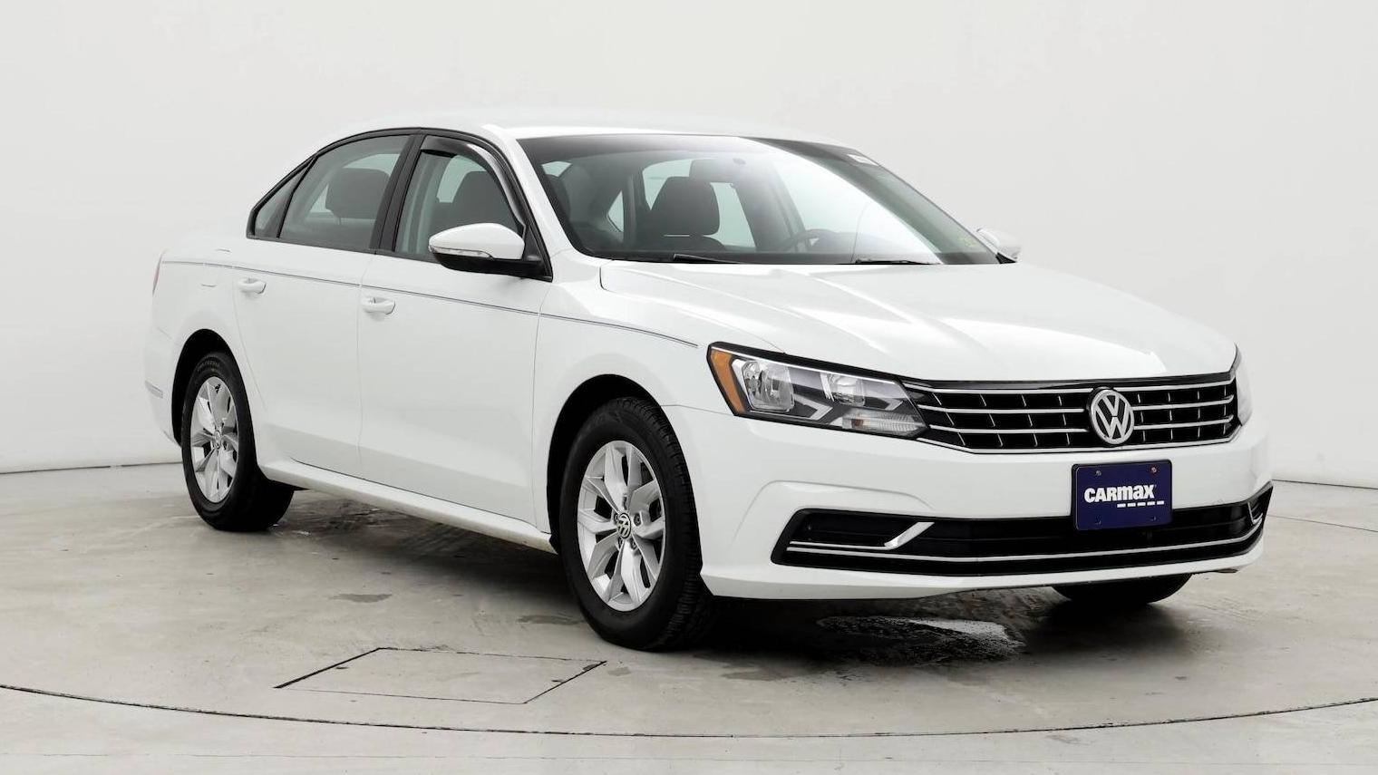 VOLKSWAGEN PASSAT 2018 1VWAA7A38JC013093 image