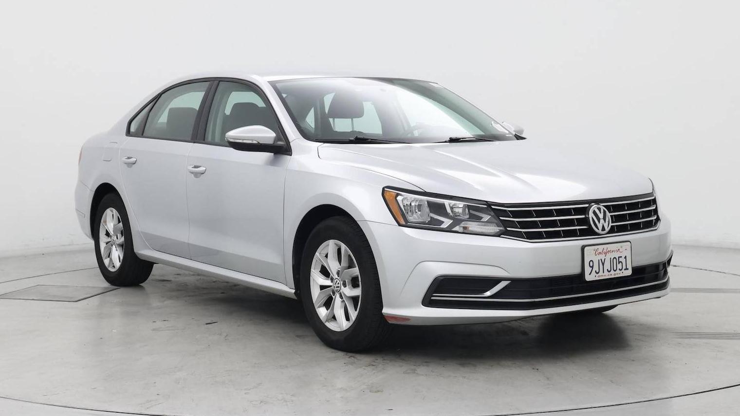 VOLKSWAGEN PASSAT 2018 1VWAA7A3XJC000135 image