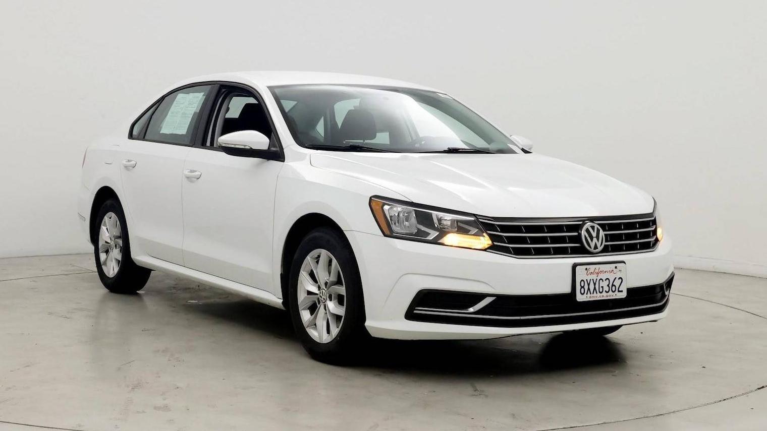 VOLKSWAGEN PASSAT 2018 1VWAA7A36JC018759 image