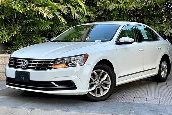 VOLKSWAGEN PASSAT 2017 1VWAT7A30HC081120 image