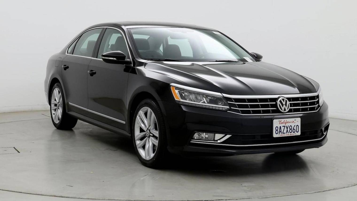 VOLKSWAGEN PASSAT 2017 1VWGT7A30HC077983 image