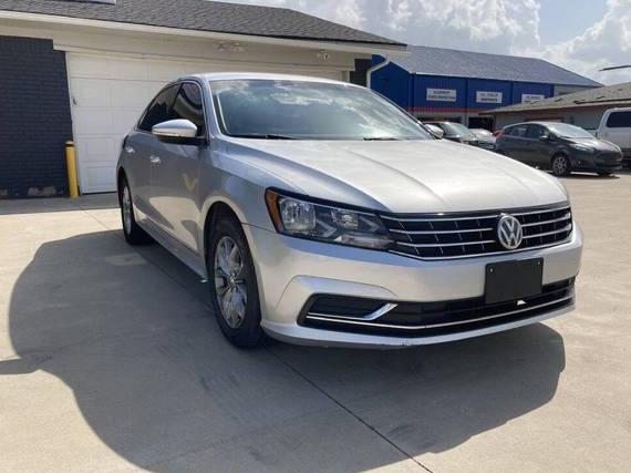 VOLKSWAGEN PASSAT 2017 1VWAT7A31HC002361 image