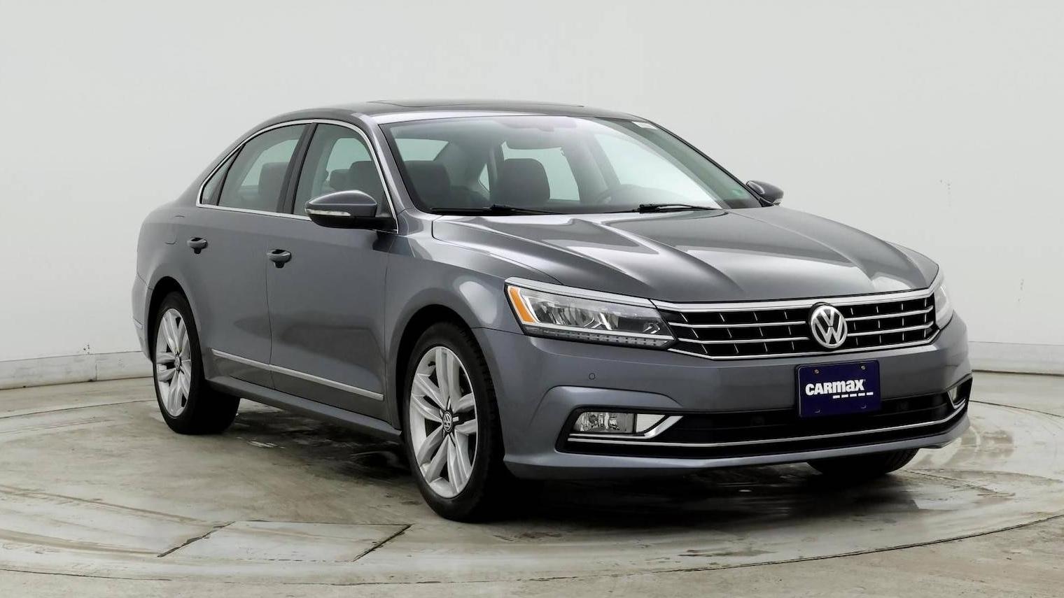 VOLKSWAGEN PASSAT 2017 1VWGT7A34HC050673 image