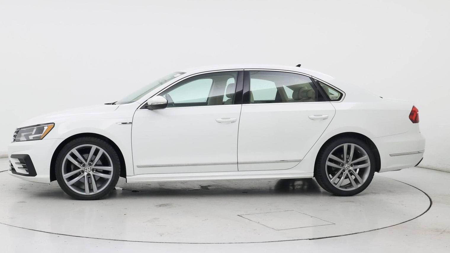 VOLKSWAGEN PASSAT 2017 1VWDT7A32HC071539 image