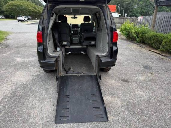 VOLKSWAGEN ROUTAN 2011 2V4RW3DG2BR659517 image