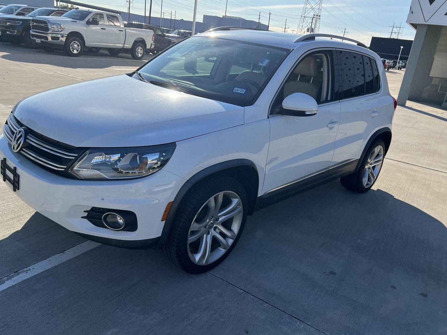 VOLKSWAGEN TIGUAN 2016 WVGAV7AX3GW505916 image