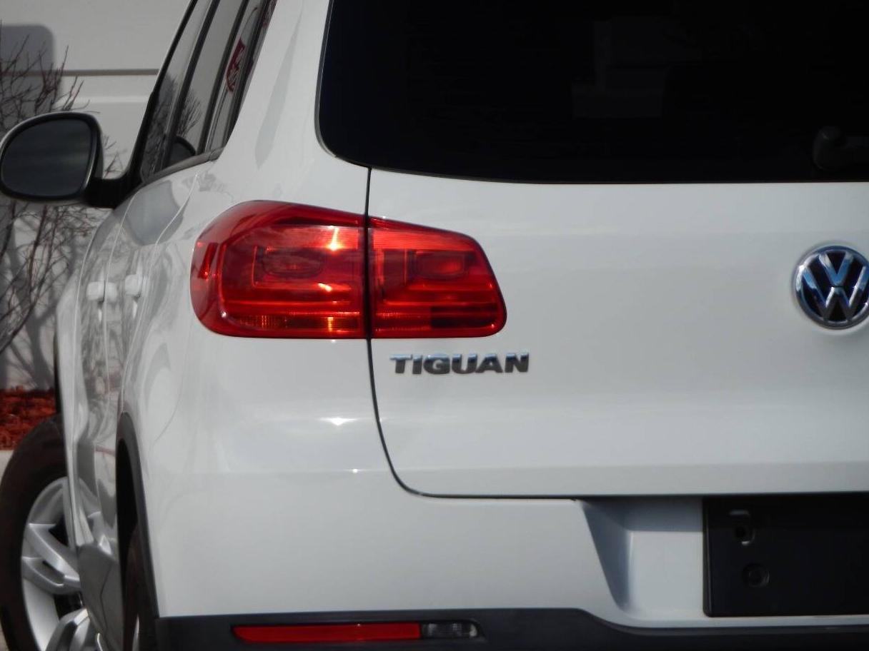 VOLKSWAGEN TIGUAN 2016 WVGAV7AXXGW603082 image