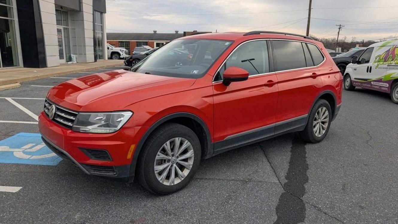 VOLKSWAGEN TIGUAN 2018 3VV2B7AX0JM074607 image