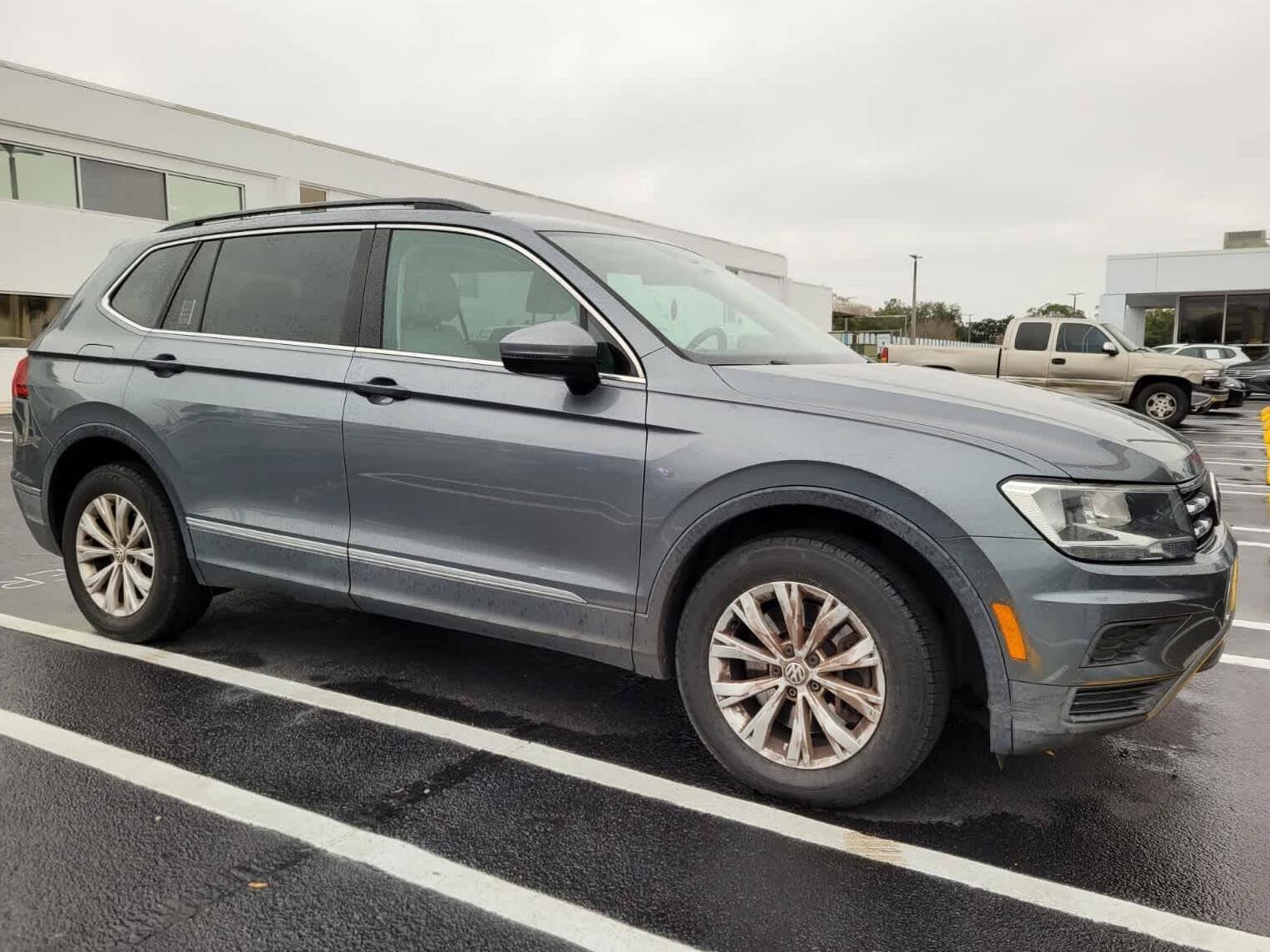 VOLKSWAGEN TIGUAN 2018 3VV3B7AX2JM213608 image