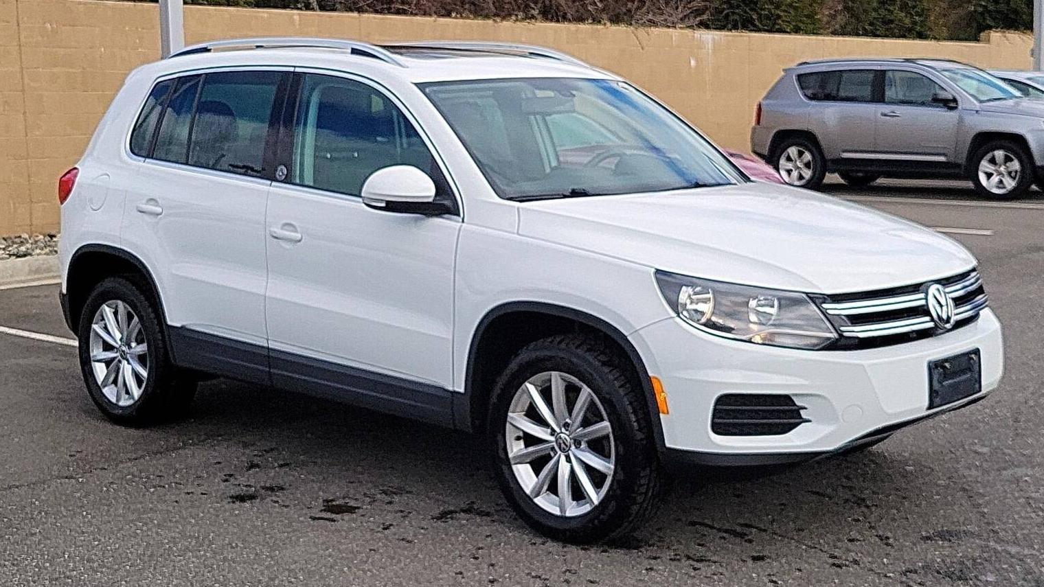 VOLKSWAGEN TIGUAN 2017 WVGSV7AX4HK015160 image