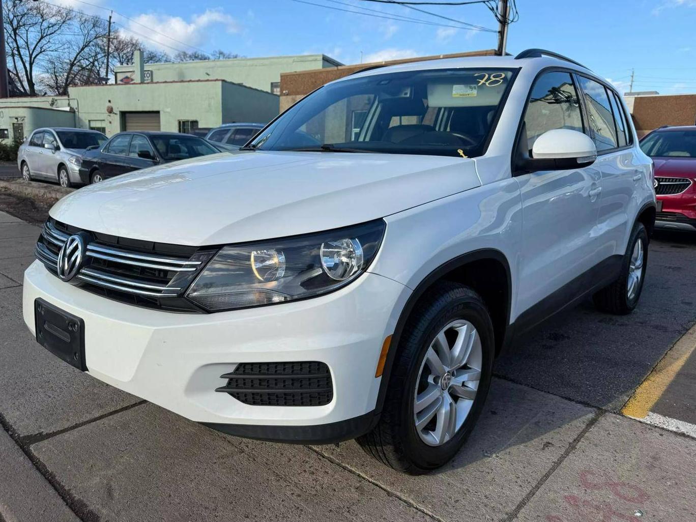 VOLKSWAGEN TIGUAN 2017 WVGBV7AX8HK010978 image