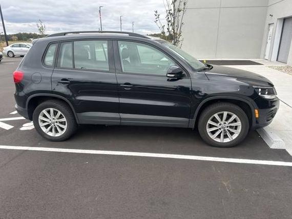 VOLKSWAGEN TIGUAN 2017 WVGAV7AX7HK051498 image