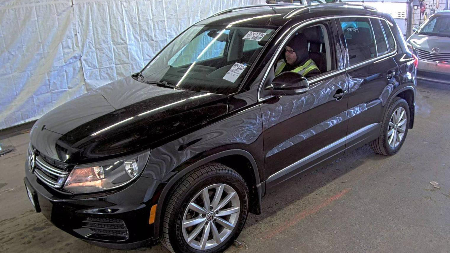 VOLKSWAGEN TIGUAN 2017 WVGSV7AX1HW505273 image