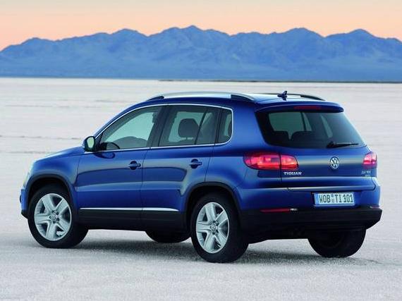 VOLKSWAGEN TIGUAN 2017 WVGAV7AX8HK006957 image