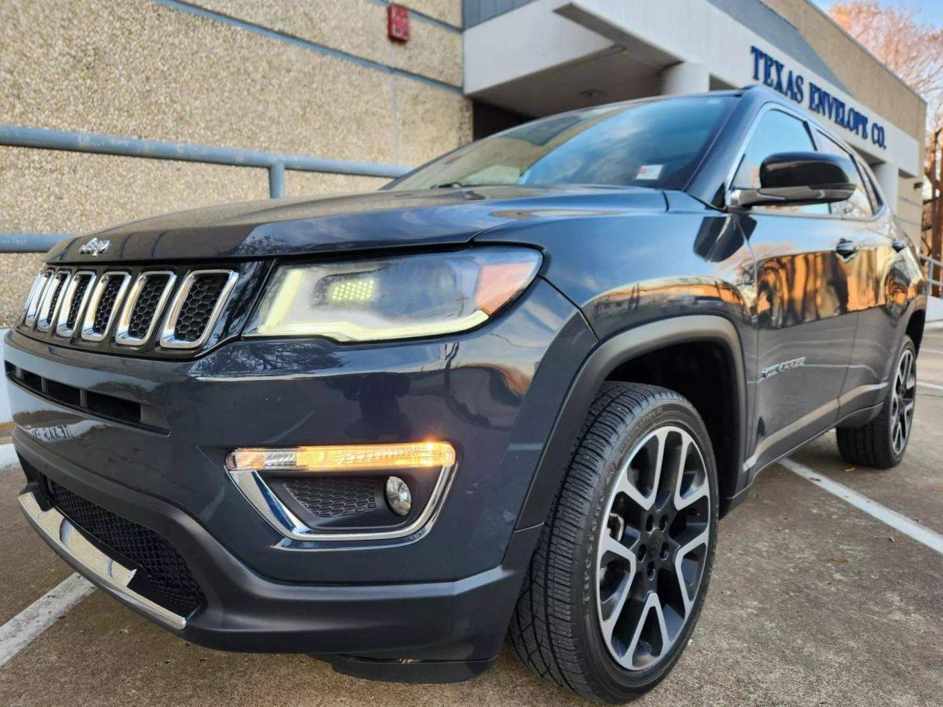 JEEP COMPASS 2018 3C4NJDCBXJT176940 image