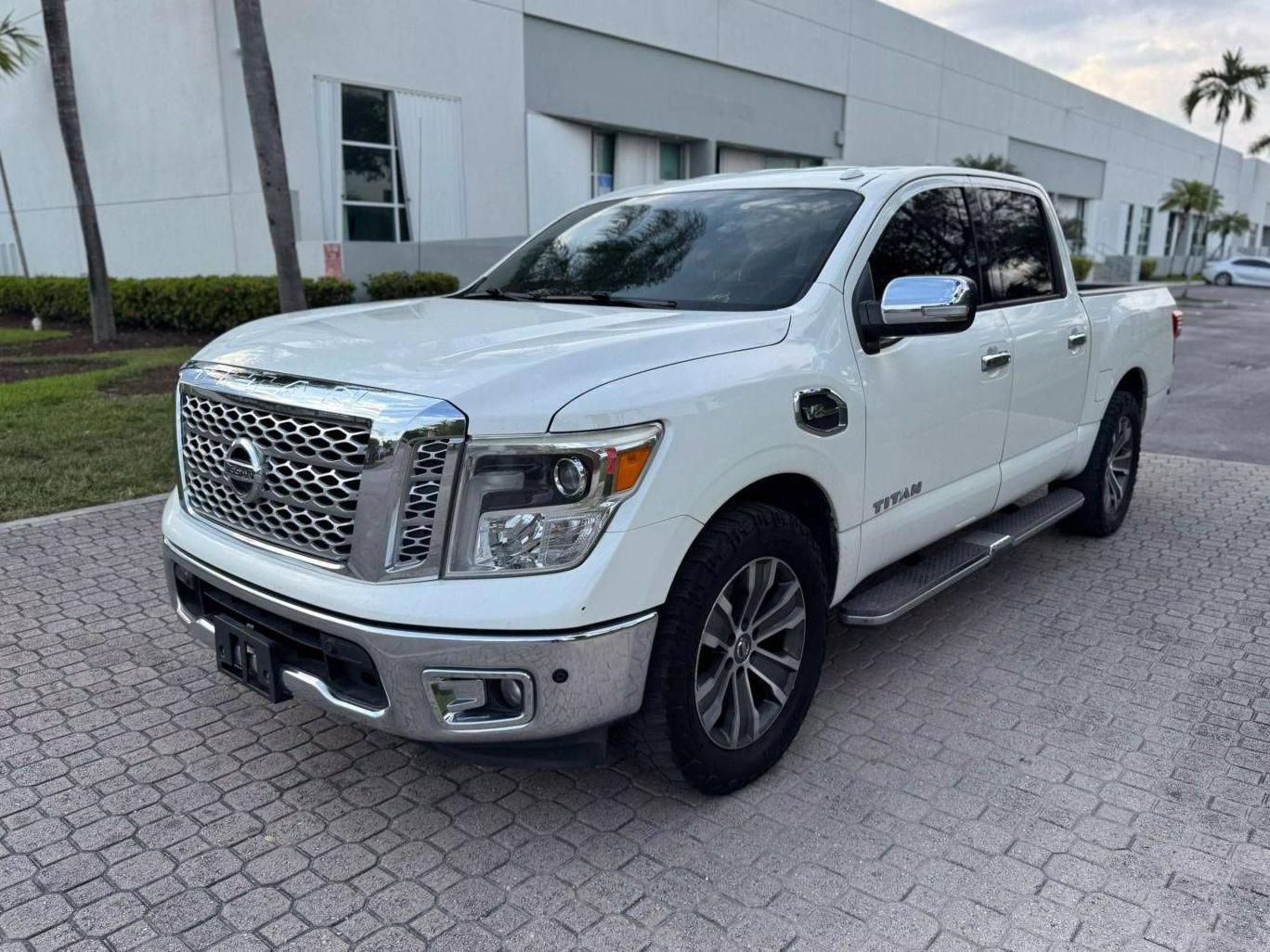 NISSAN TITAN 2017 1N6AA1E63HN537607 image