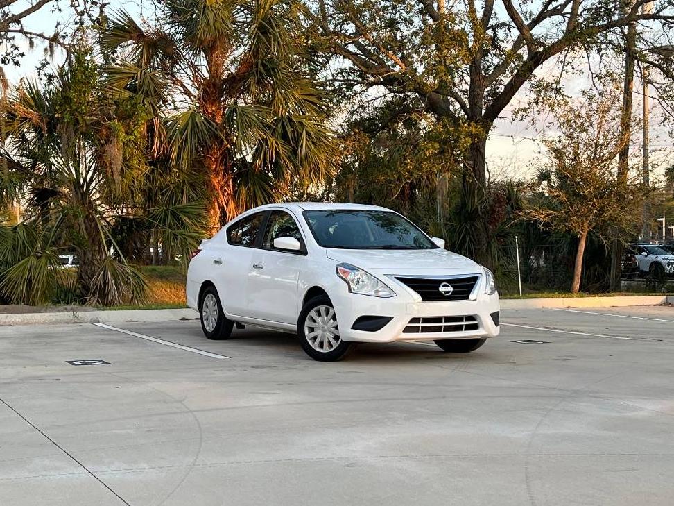 NISSAN VERSA 2018 3N1CN7AP8JL827710 image