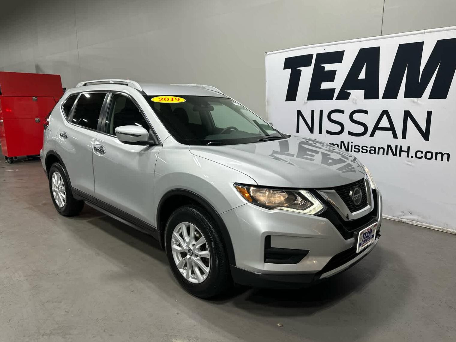 NISSAN ROGUE 2019 5N1AT2MV8KC735383 image