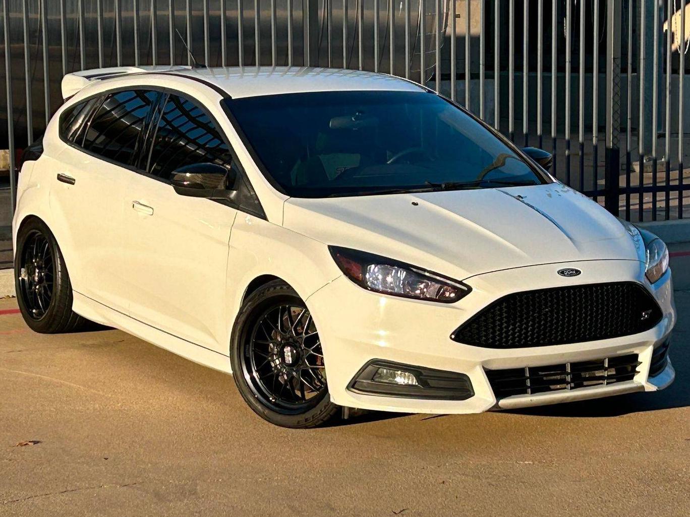 FORD FOCUS 2016 1FADP3L90GL324881 image