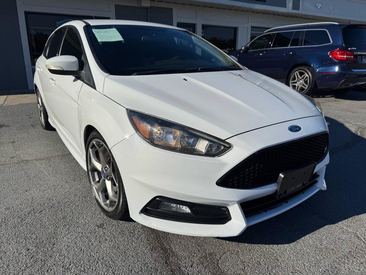 FORD FOCUS 2018 1FADP3L96JL247389 image