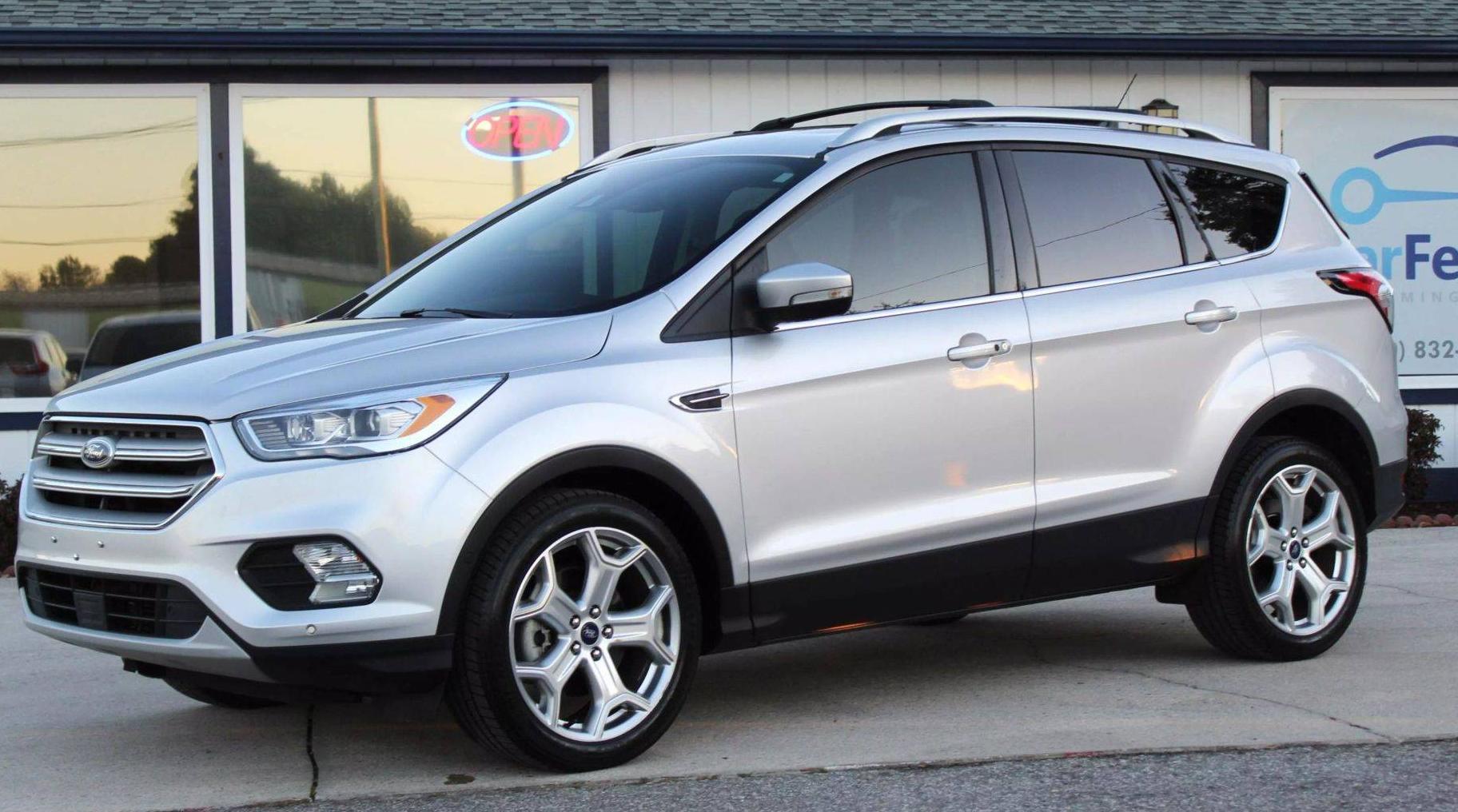 FORD ESCAPE 2018 1FMCU0J93JUB95421 image