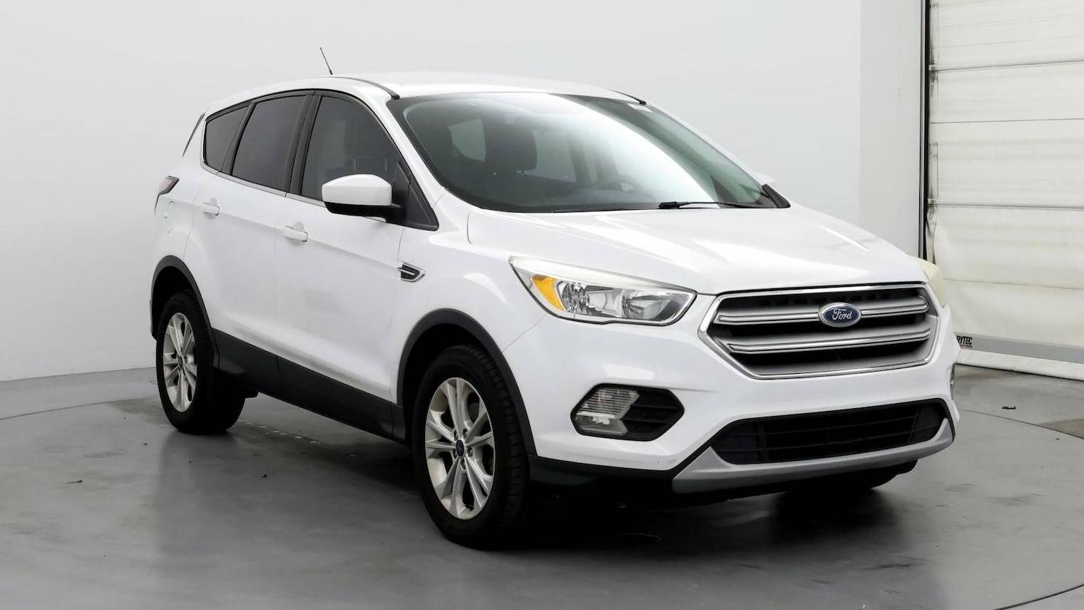 FORD ESCAPE 2017 1FMCU0GD3HUE12908 image