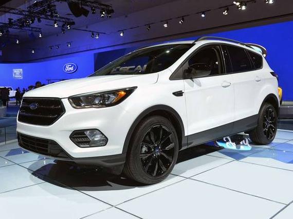 FORD ESCAPE 2017 1FMCU0J90HUD38044 image