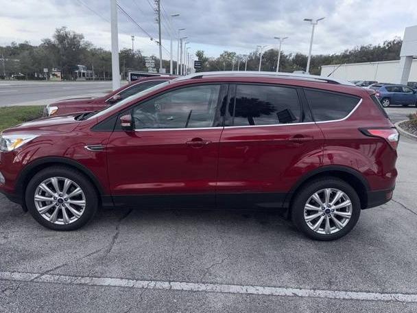 FORD ESCAPE 2017 1FMCU0J97HUD25016 image