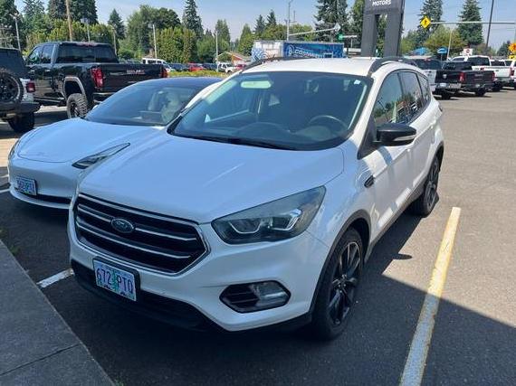 FORD ESCAPE 2017 1FMCU9J98HUD41472 image
