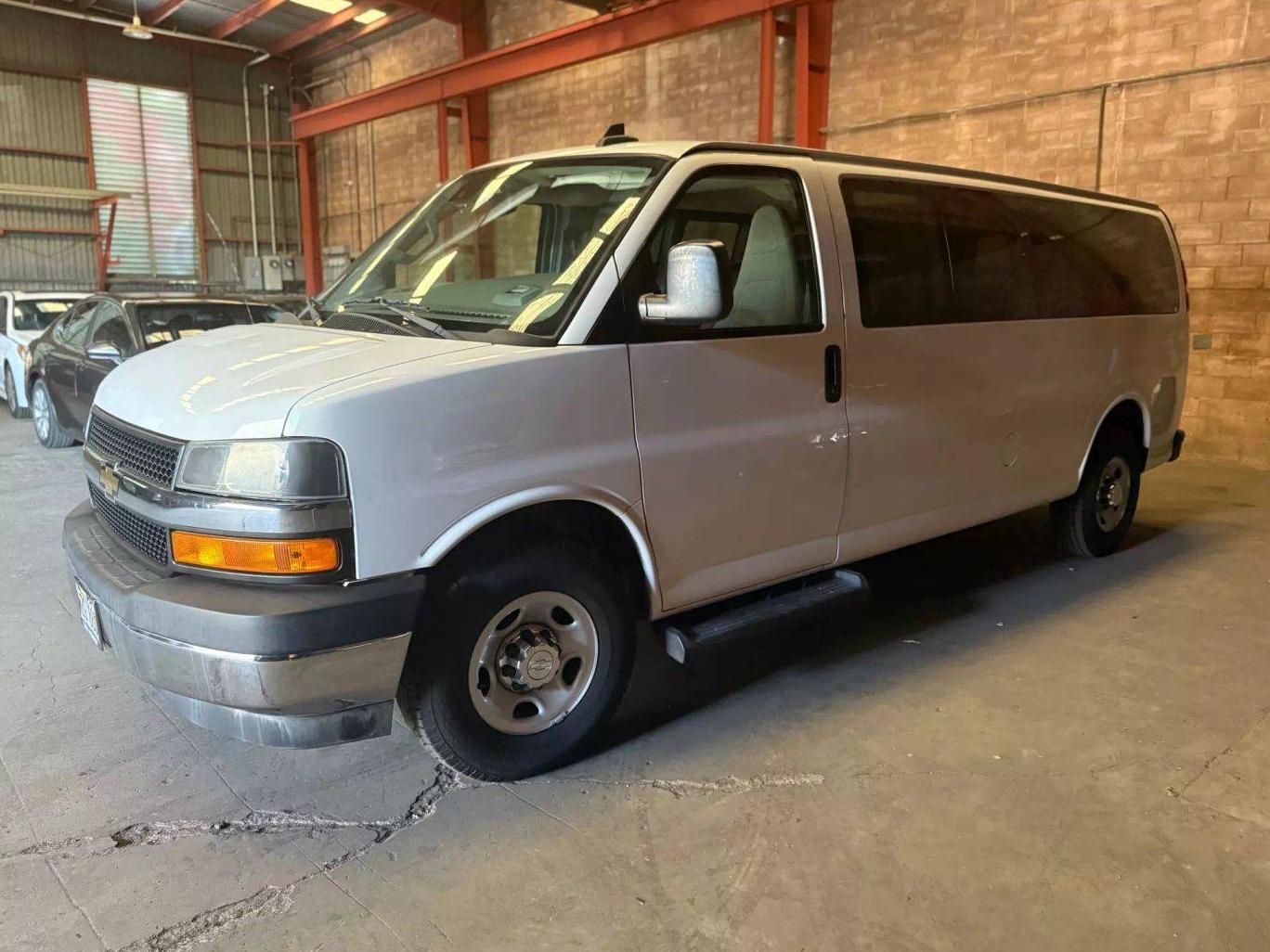 CHEVROLET EXPRESS 2019 1GAZGPFG6K1148613 image