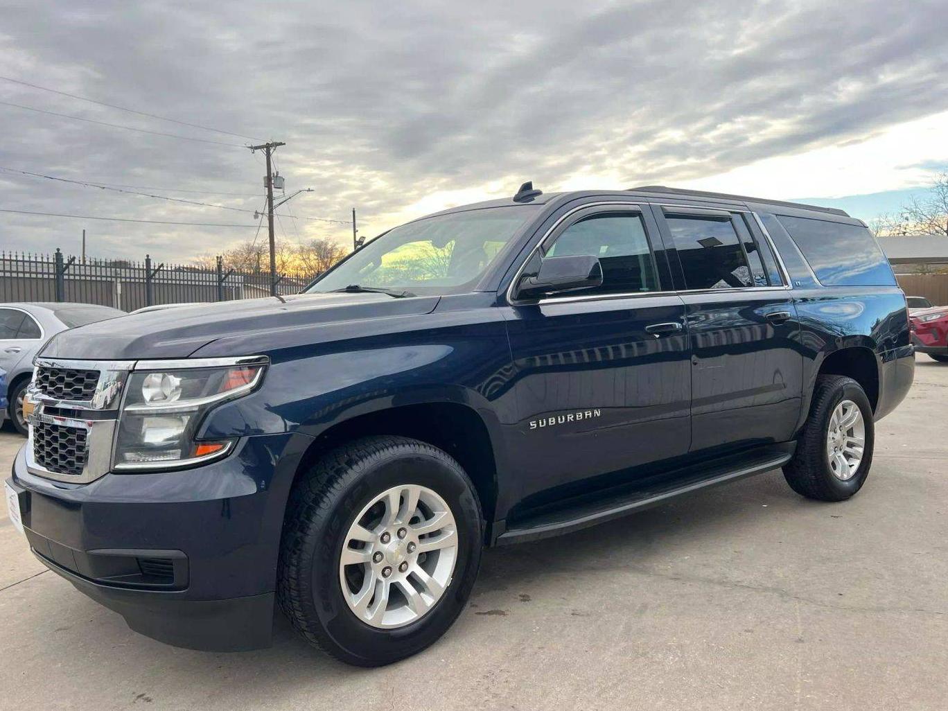 CHEVROLET SUBURBAN 2018 1GNSKHKC7JR358001 image