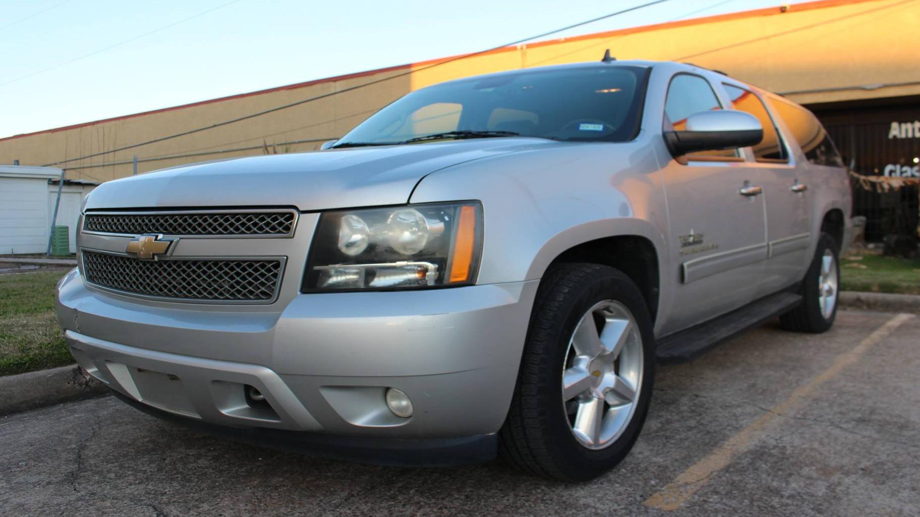 CHEVROLET SUBURBAN 2011 1GNSKHE30BR247139 image