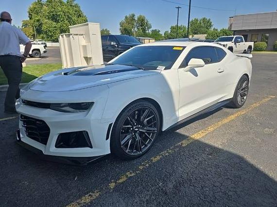 CHEVROLET CAMARO 2018 1G1FJ1R64J0140793 image