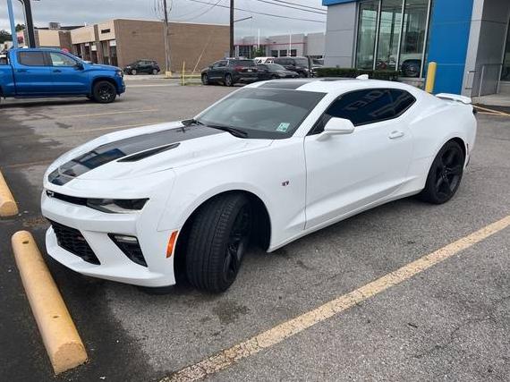 CHEVROLET CAMARO 2018 1G1FH1R72J0110020 image
