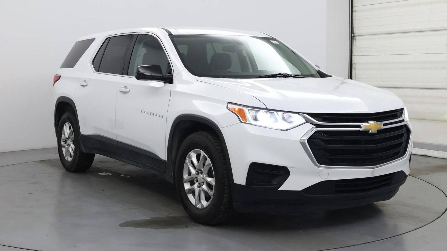 CHEVROLET TRAVERSE 2019 1GNERFKW3KJ163245 image