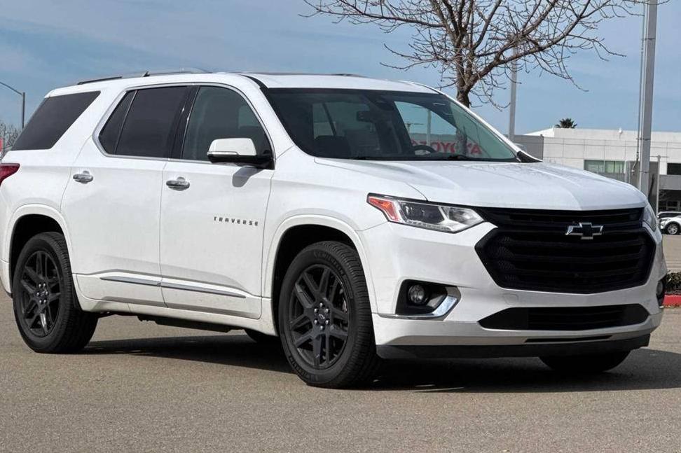 CHEVROLET TRAVERSE 2019 1GNEVKKW2KJ197326 image