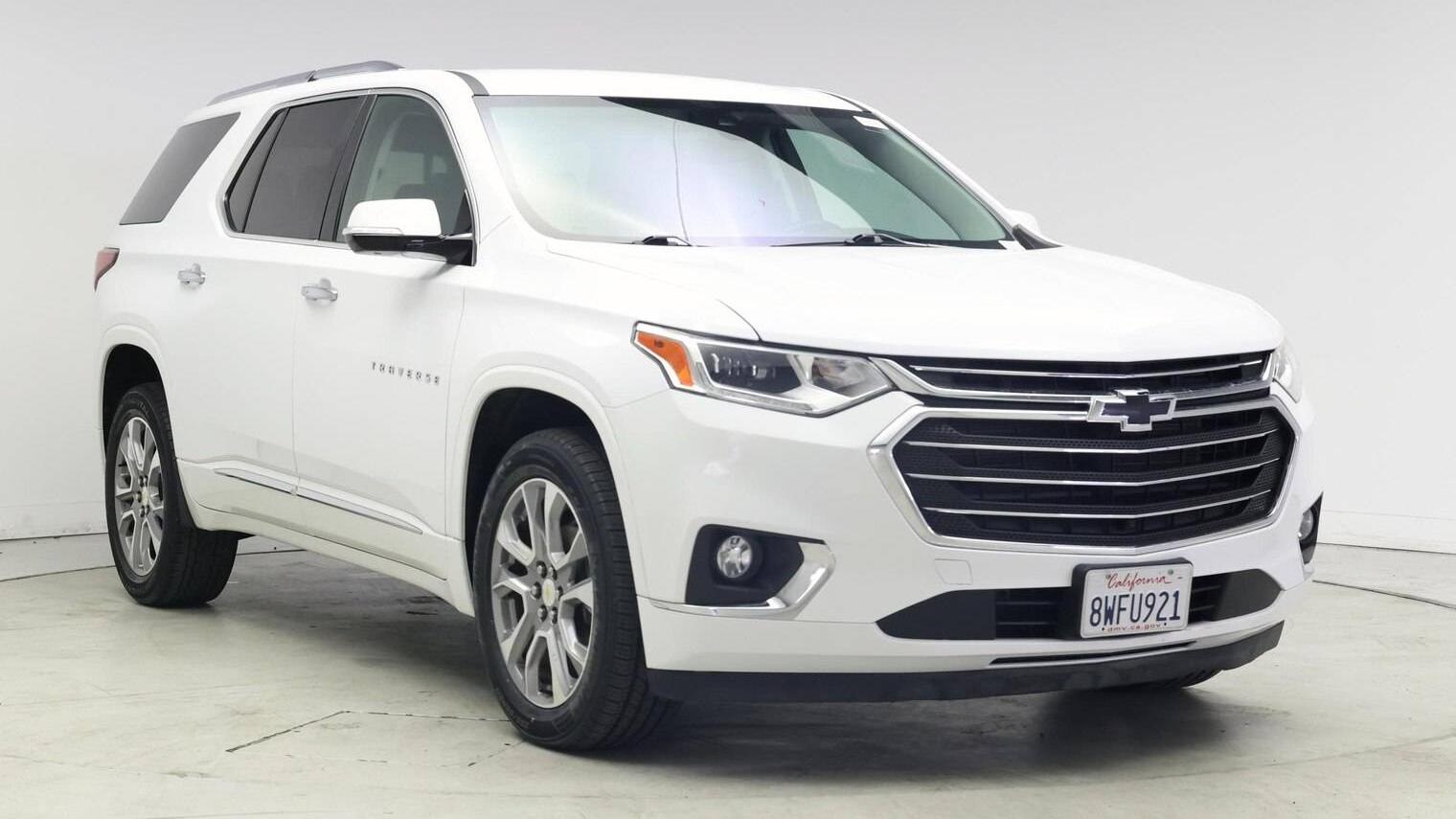 CHEVROLET TRAVERSE 2019 1GNERKKW0KJ146590 image