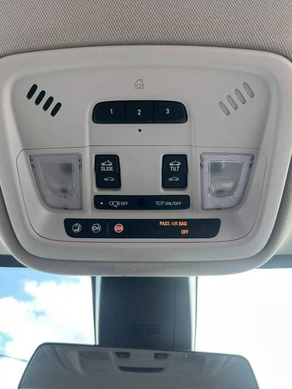 CHEVROLET TRAVERSE 2018 1GNERKKW9JJ174001 image