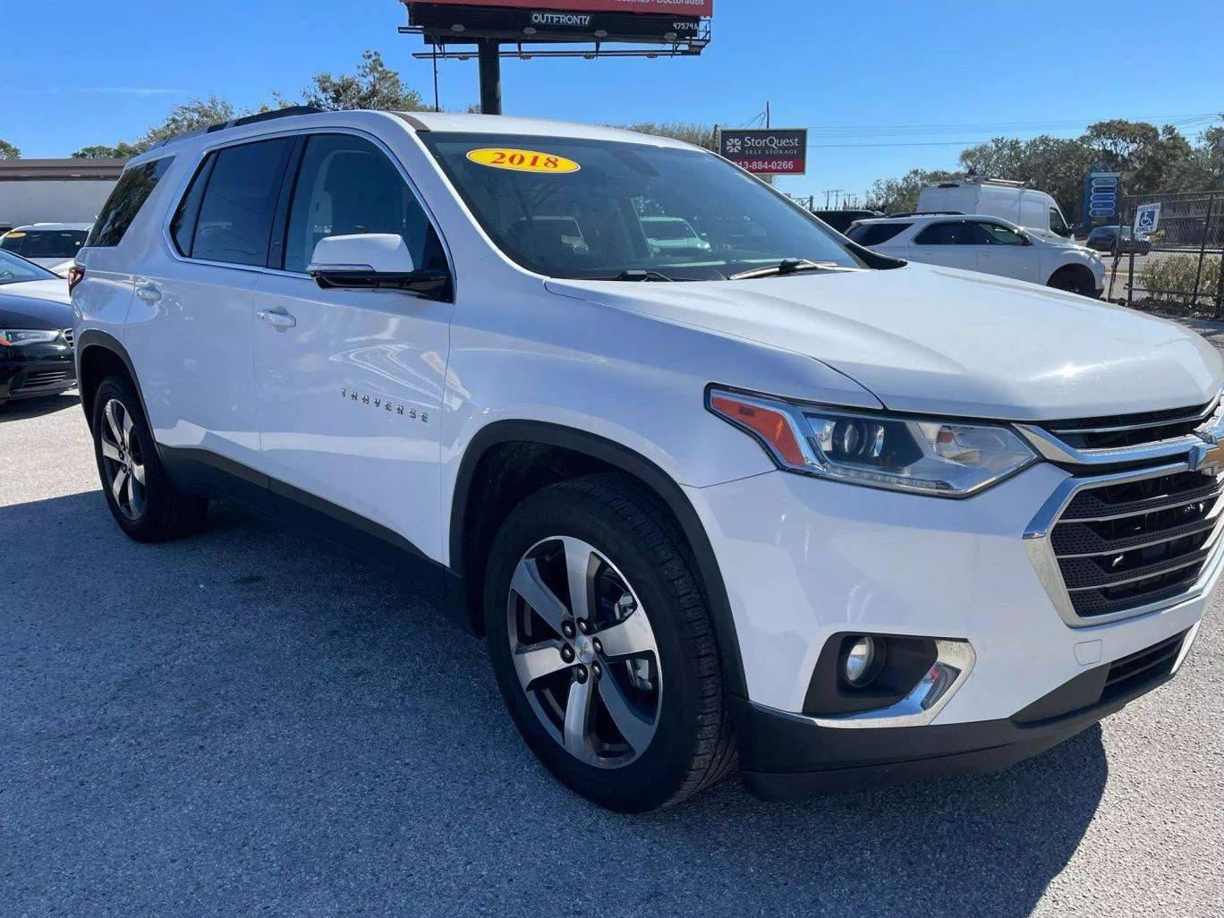 CHEVROLET TRAVERSE 2018 1GNERHKW4JJ106529 image