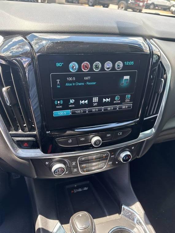 CHEVROLET TRAVERSE 2018 1GNERKKW0JJ110204 image