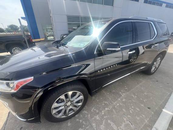 CHEVROLET TRAVERSE 2018 1GNERKKW3JJ137459 image