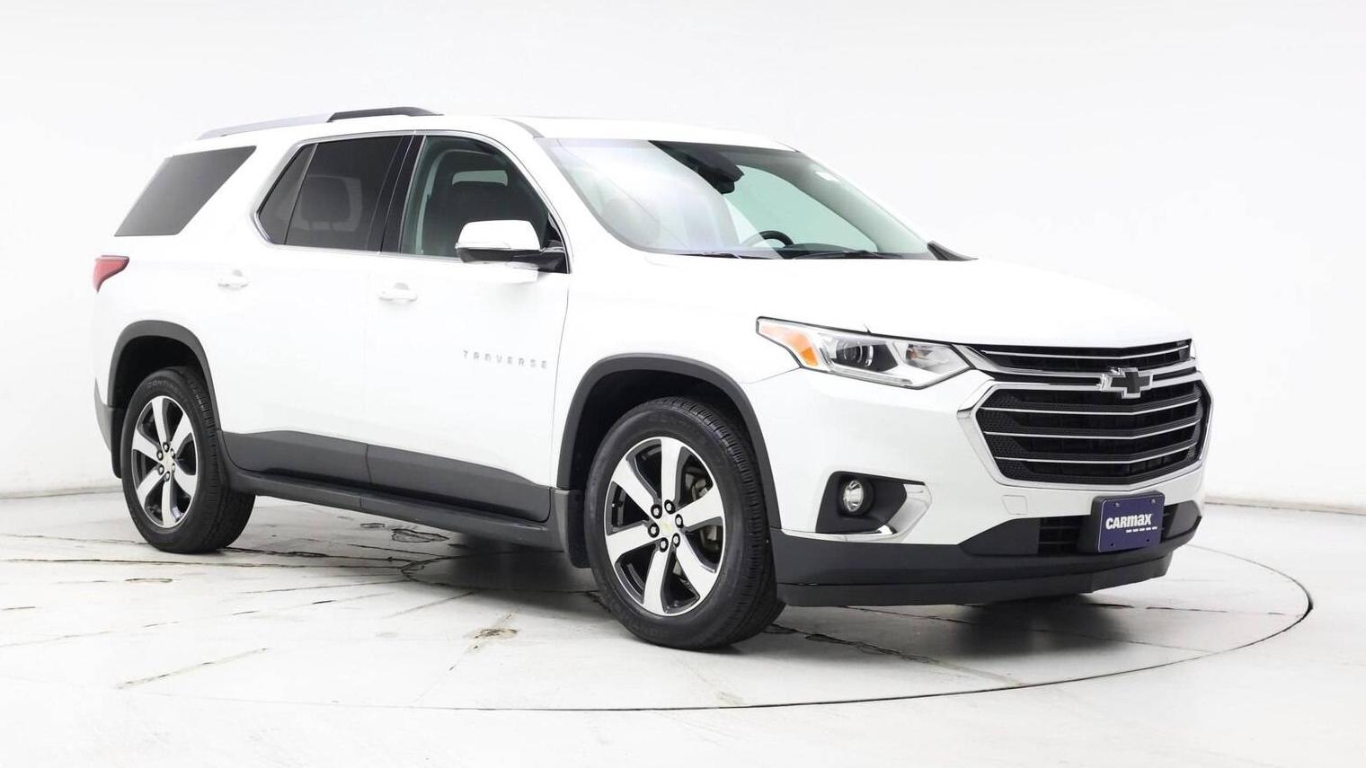 CHEVROLET TRAVERSE 2018 1GNEVHKW3JJ226849 image