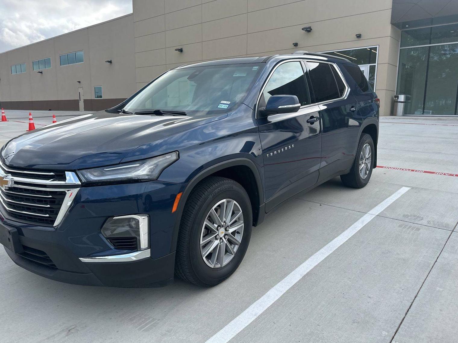 CHEVROLET TRAVERSE 2022 1GNEVHKW6NJ102452 image