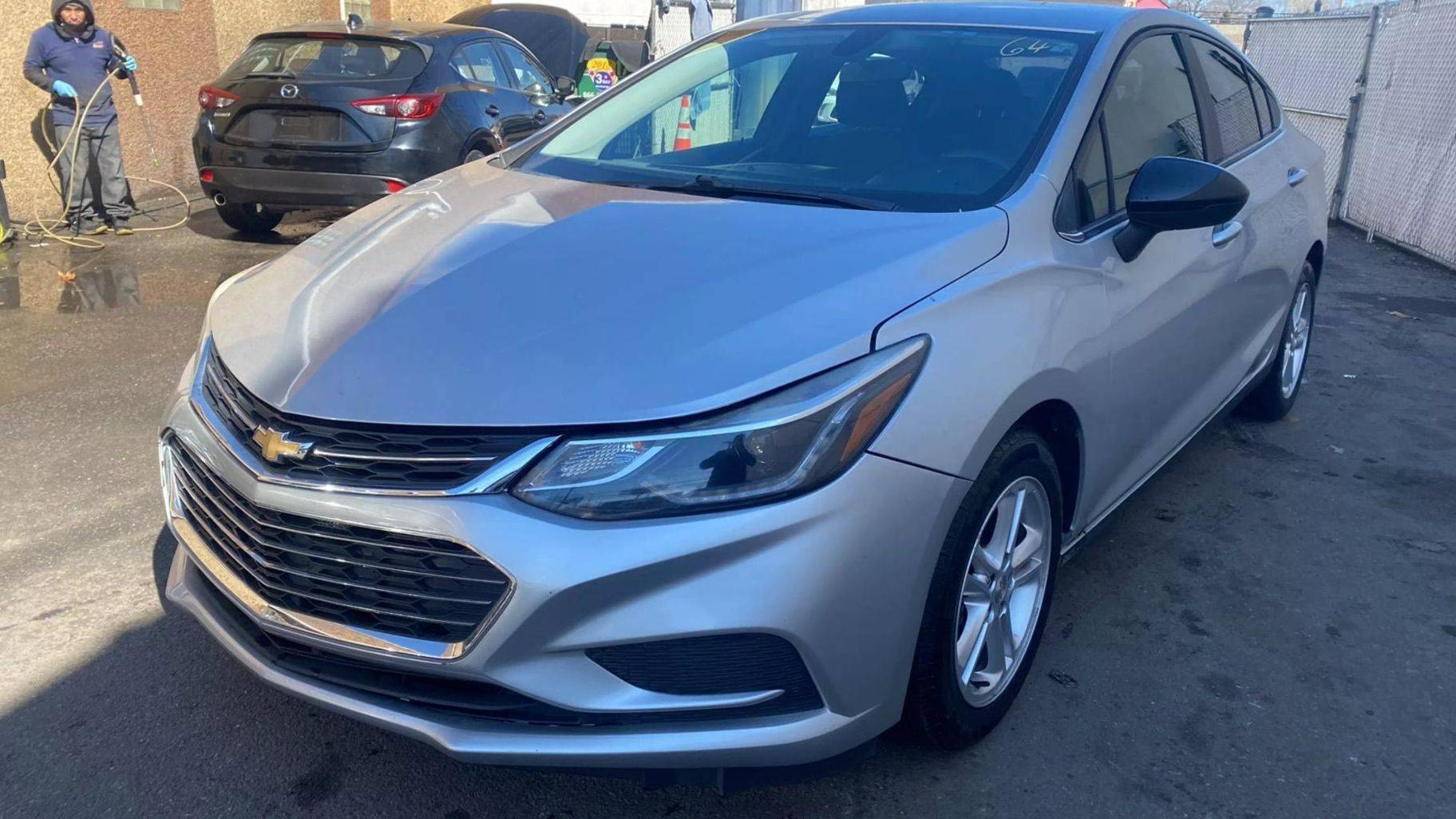 CHEVROLET CRUZE 2018 1G1BE5SM8J7196164 image