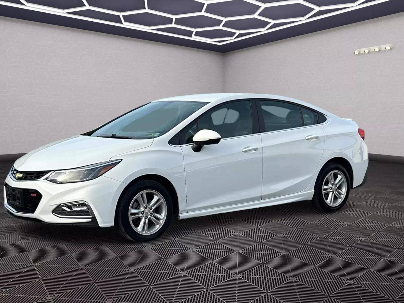 CHEVROLET CRUZE 2018 1G1BE5SM9J7216132 image