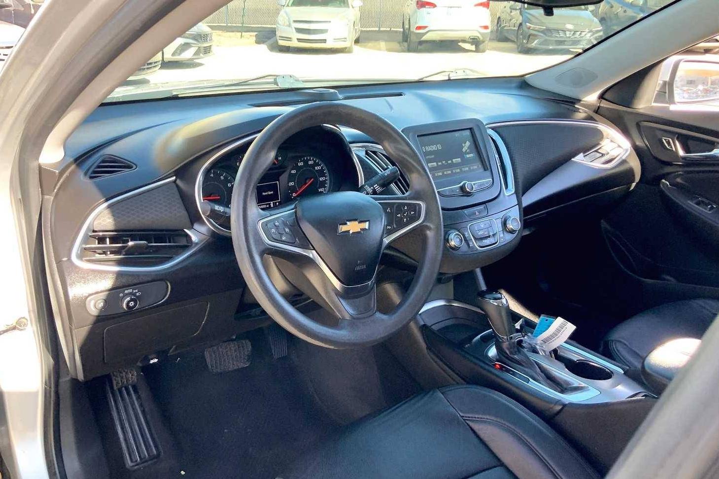 CHEVROLET MALIBU 2018 1G1ZD5ST5JF197450 image