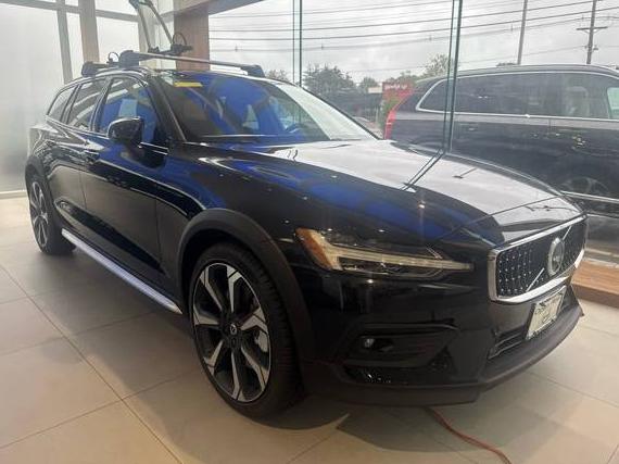 VOLVO V60CC 2024 YV4L12WB0R2141275 image