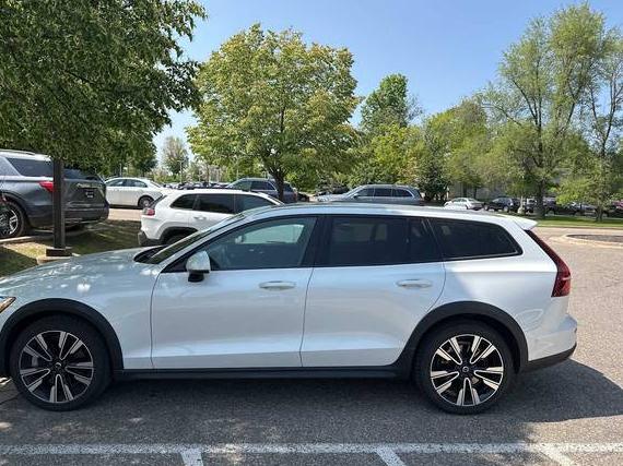 VOLVO V60CC 2022 YV4102WK7N1085698 image