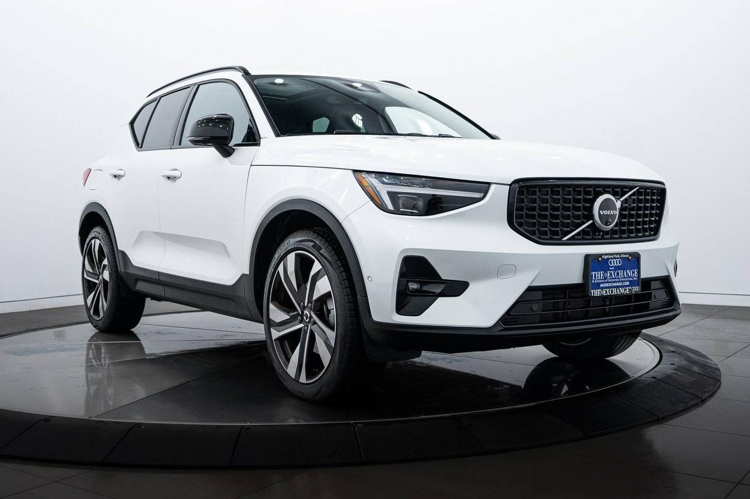 VOLVO XC40 2024 YV4L12UL9R2358562 image